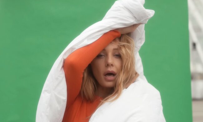 Тіна Кароль, кадр із кліпу на пісню "Мед"