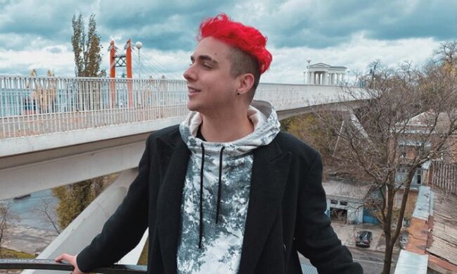 Melovin поцеловал парня с девушкой на Atlas Weekend и поднял флаг ЛГБТ