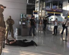 Харьковские копы наживались на иностранцах в аэропорту