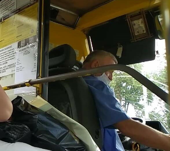 Львовский маршрутчик разбомбил стереотипы о хамах за рулем светлой улыбкой: "Не хамит, пенсионерам - бесплатно"