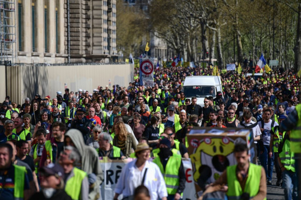 Париж відзначив 1 травня кривавими протестами "жовтих жилетів": кадри масового побиття та арештів