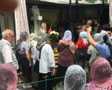 Конфлікт розділив настоятеля і прихожан Троїцького собору в Києві, фото religion.in.ua