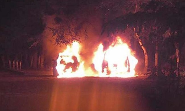 В Ужгороде прогремели взрывы и сгорели два авто