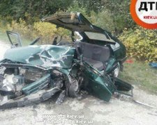 У ДТП на Хмельниччині водій втратив керування і вбив жінку (фото)