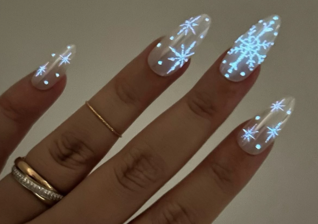 Манікюр, що притягує удачу в новорічну ніч: які нігті зроблять вас фавориткою Червоного Коня