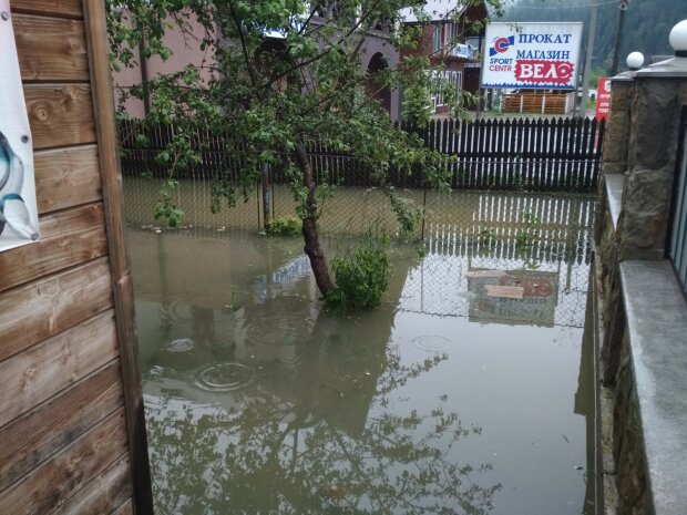 На Франківщині стихія залишила від села "мокре місце" - хати попливли, люди в паніці