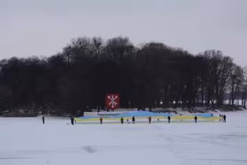 Хмельничани розгорнули гігантський прапор України на льоду: "З Днем Соборності, рідненька!"