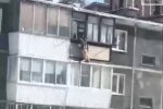 Чоловік на балконі / скріншот з відео