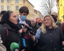 София Федына возле зала суда во Львове, кадр из репортажа 4 студия: YouTube