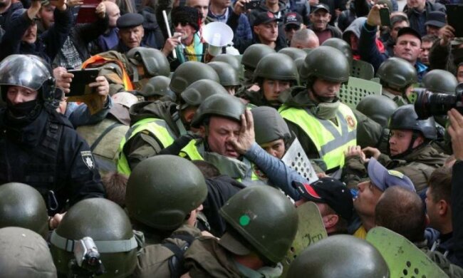 Зачистка палаточного городка под Радой: полицейскому вынесли приговор
