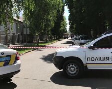 В Харькове разыскивают усатого мужчину в черных штанах - любит покурить