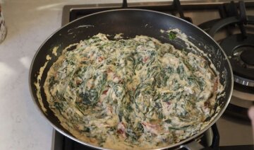 Млинці зі шпинатом під соусом бешамель: фото скрін Ютуб