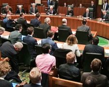 Лондонский суд заморозил дело о кредите Януковича