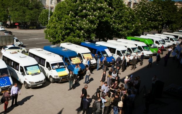 Киевские маршрутчики хотят сжечь автобус на Крещатике