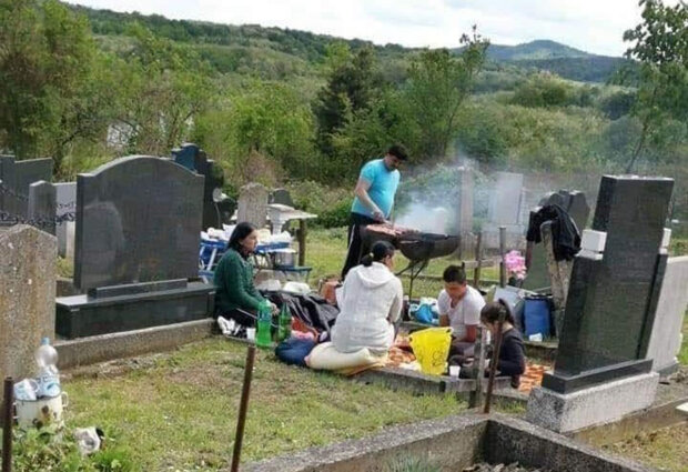 Шашлык на кладбище, фото из Фейсбука