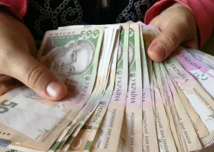 Мінімальна пенсія: гривні в руках пенсіонера