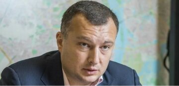 Нардеп від "Слуги народу" вдарив людину і спустив шини декільком авто в Чернігові. Відео