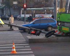 В Харкові автобус зніс світлофор (фото)