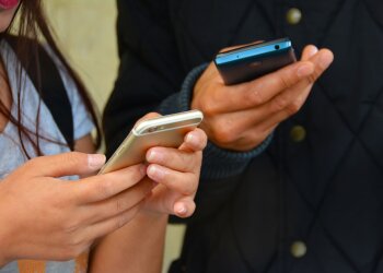 смартфон в руках, фото Pxhere