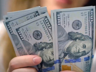 Доллары. Фото: скрин youtube