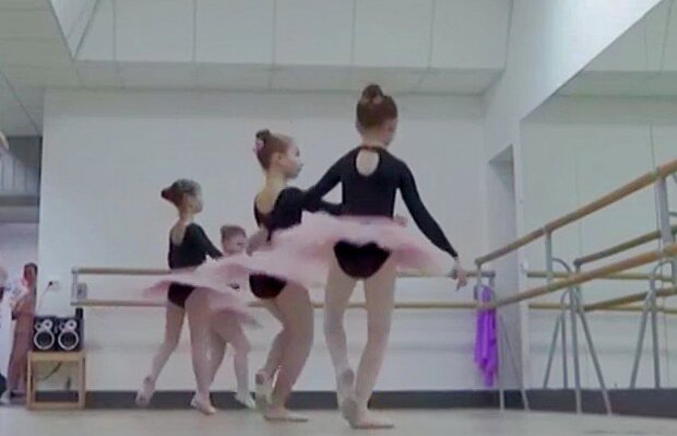 Харьковским деткам приходится танцевать балет под звуки сирен и обстрелов: "Боже, мама..."