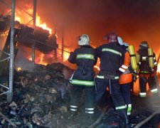 У Хмельницькому ліквідували серйозну пожежу на взуттєвому складі (фото)