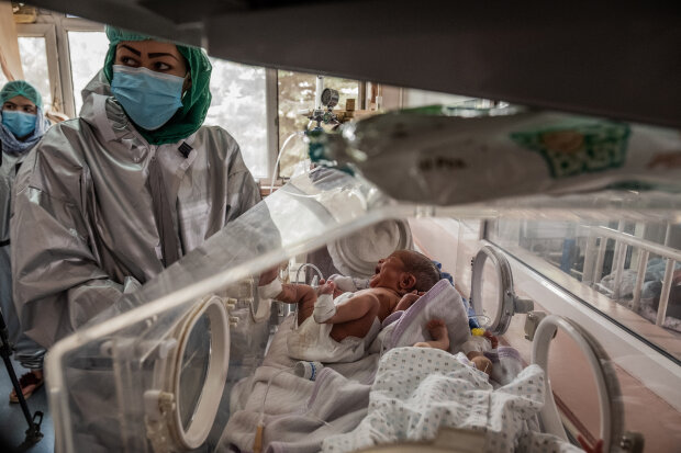 Медсестри з новонародженими в лікарні Ататюрка в Кабулі, ото: The New York Times