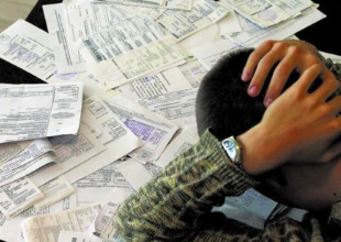 Человек со счетами за коммуналку