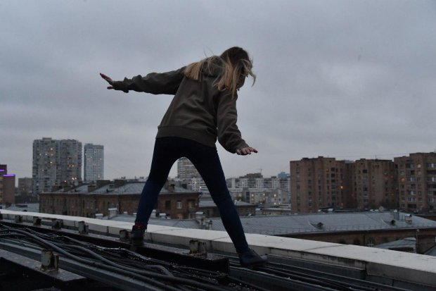 Жестокие студентки заставили перепуганного ребенка спрыгнуть с крыши: видео не для слабонервных