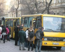 Мінус один маршрут: киян врятували від жовтого мотлоху на колесах