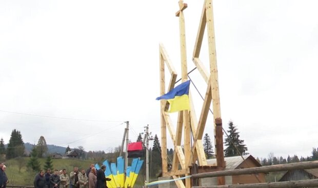 Дерев'яний герб / скріншот з відео