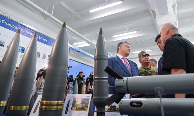 Роскошную жизнь чиновника Укроборонпрома показали на весь мир: элитные машины, ресторан, поместье