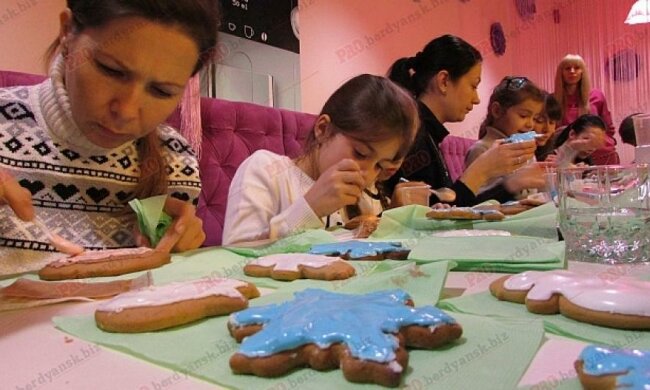 Діти розмалювали імбирні пряники (фото)