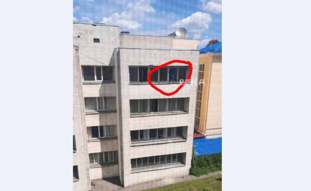 Харків'янка вилізла з вікна заради чистоти, життя на волосині: "Безпека понад усе"