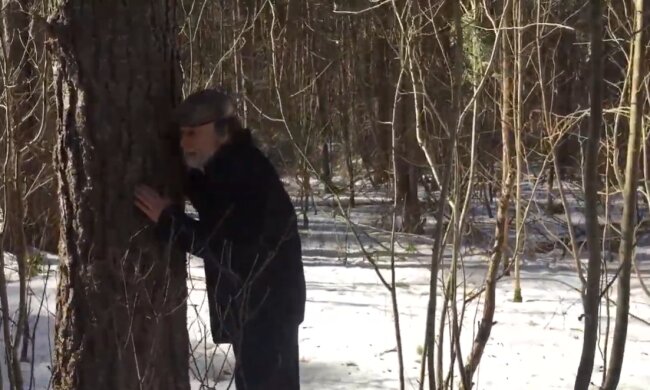 Обіймання дерев, скріншот: YouTube
