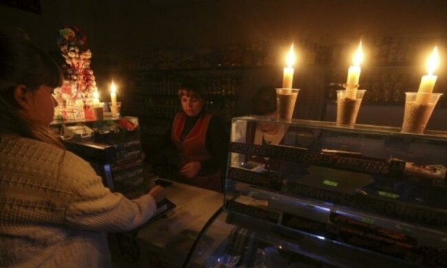 Без благ цивілізації: кримчанам вкотре вимкнуть світло