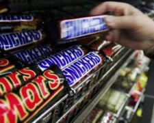 У батончиках Mars і Snickers виявили пластик