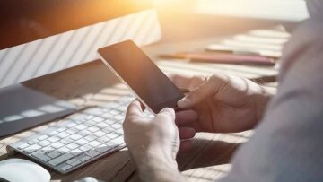 5 років на один смартфон: фахівці пояснили, чому не варто міняти телефон щороку