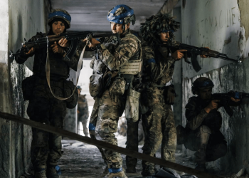 Военнослужащие ВСУ во время выполнения задания