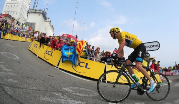 В лидера Тур де Франс бросили стакан с мочой