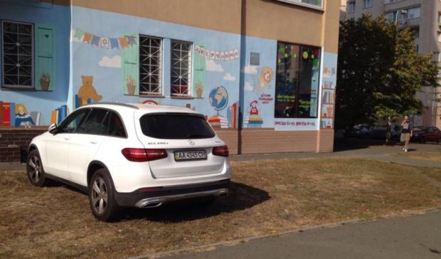 Київський водій влаштував дітям майстер-клас з паркування