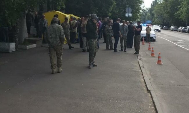 Невідоме угруповання взяло в облогу будівлю Держгеонадр
