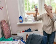 Войовнича бабця бомбардувала сусідів фекаліями: відео