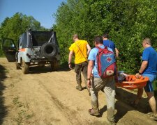 Несли в швидку на руках: молода киянка жорстоко покалічилась у Карпатах