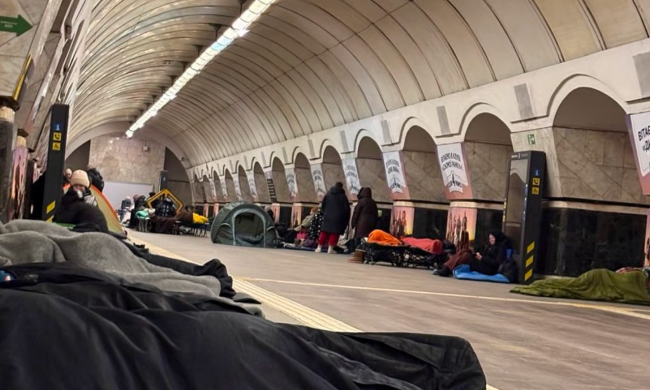 Люди в укритті на станції метро "Лук'янівська" під час нічної атаки дронів на Київ