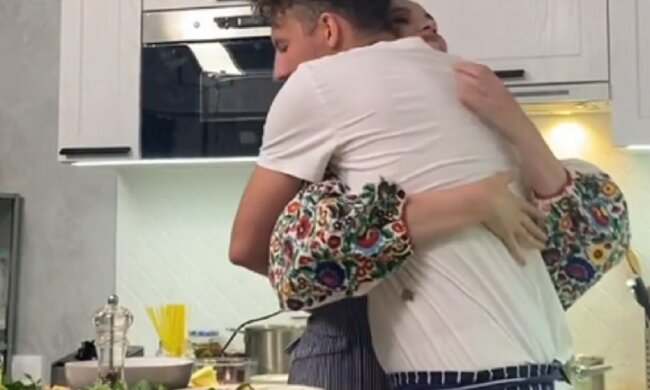 Янина Соколова "заобнимала" Евгения Клопотенко на кухне: "Это огонь!"