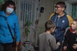 Бабуся відібрала онуків у доньки, яка зазирає в чарку: "Я тебе проклинаю"