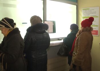 Пенсіонери у банку. Фото: скрін youtube