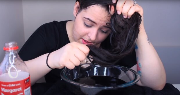 Помыла голову в газировке, скриншот: Youtube