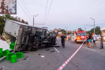 Переповнений дітьми автобус влетів у величезну фуру, є жертви